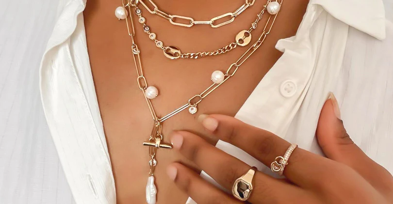 Cómo combinar collares según el escote de tu outfit